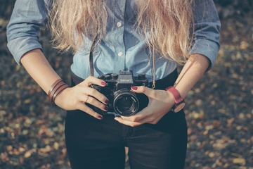 hand-person-girl-woman-camera-photography-614-pxhere.com_